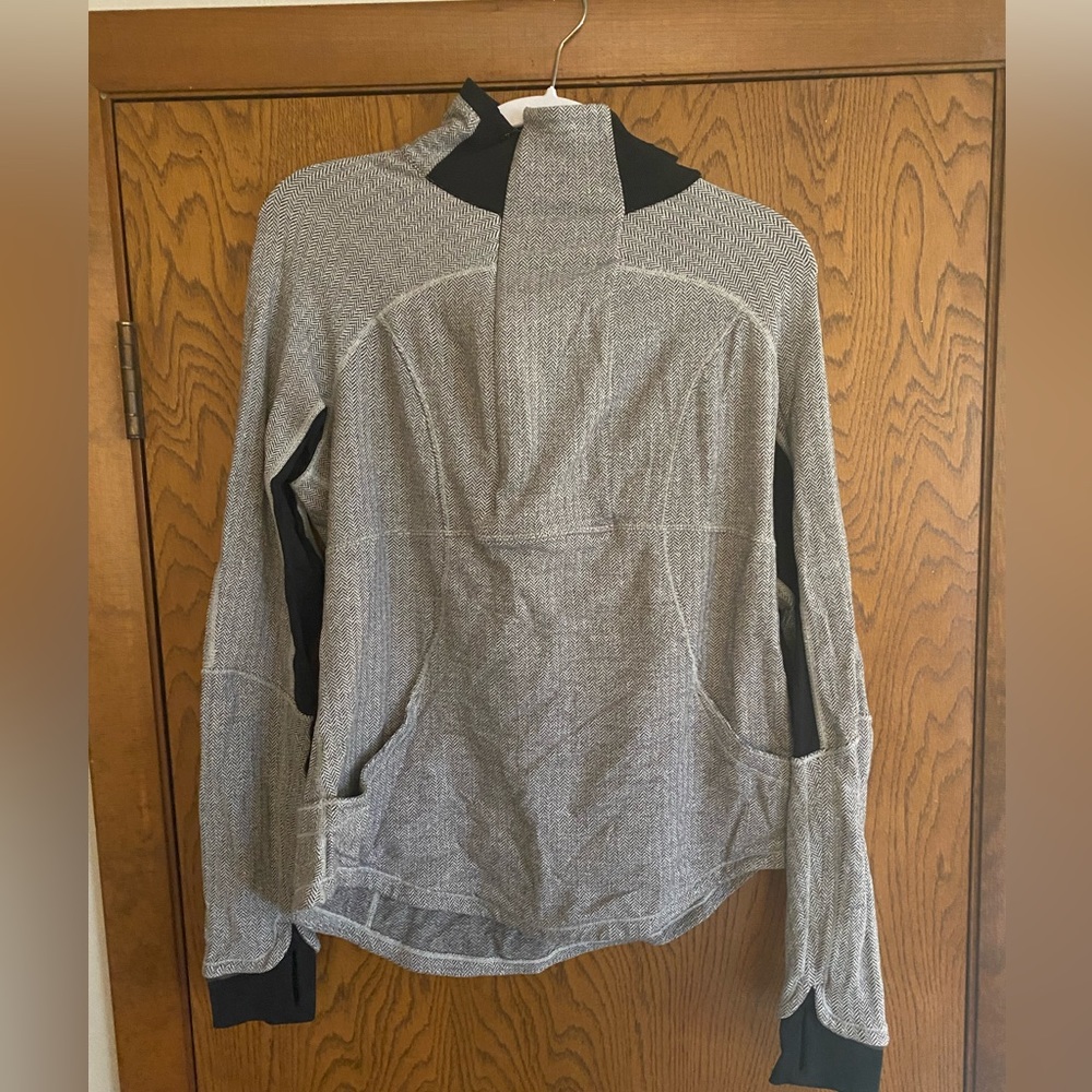 Lululemon Pullover, Gray Knit Pattern, Size 12 - image 2